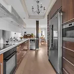 Spacious House, 3 Bedrooms, 5min Center, Parking بيت للعطل