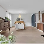 Spacious House, 3 Bedrooms, 5min Center, Parking
