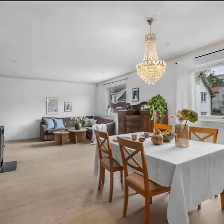 Vakantiehuis Spacious House, 3 Bedrooms, 5min Center, Parking *