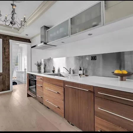 Spacious House, 3 Bedrooms, 5min Center, Parking