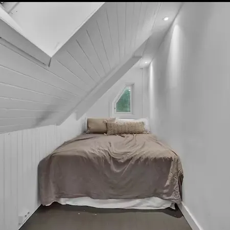 Spacious House, 3 Bedrooms, 5min Center, Parking *