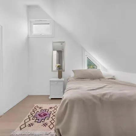 Dom wakacyjny Spacious House, 3 Bedrooms, 5min Center, Parking