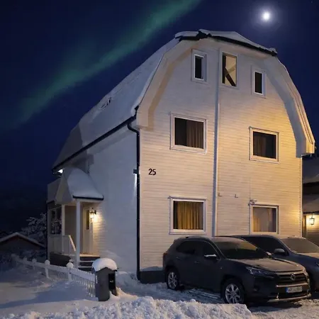 Spacious House, 3 Bedrooms, 5min Center, Parking Vakantiehuis Tromsø