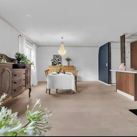 Spacious House, 3 Bedrooms, 5min Center, Parking