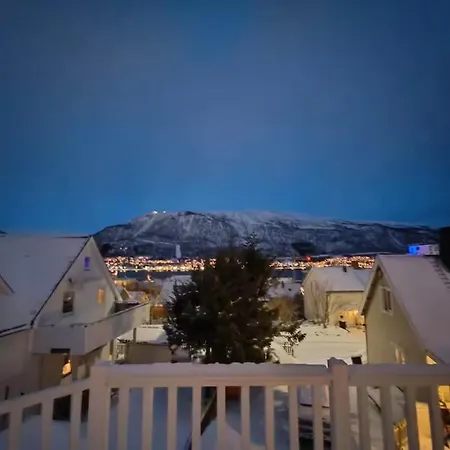 Spacious House, 3 Bedrooms, 5min Center, Parking بيت للعطل ترومسو