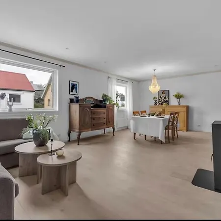 Spacious House, 3 Bedrooms, 5min Center, Parking *