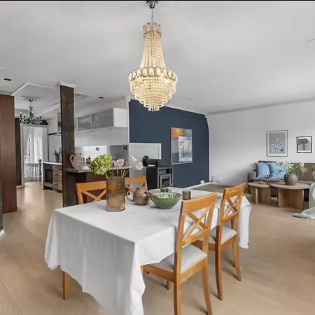 Spacious House, 3 Bedrooms, 5min Center, Parking