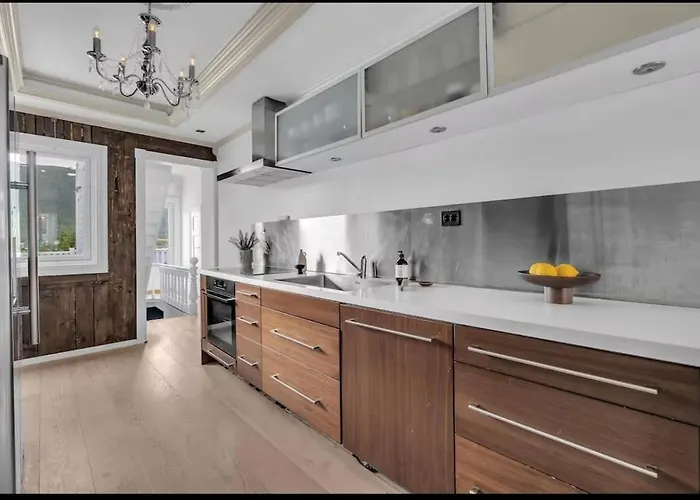 Spacious House, 3 Bedrooms, 5min Center, Parking