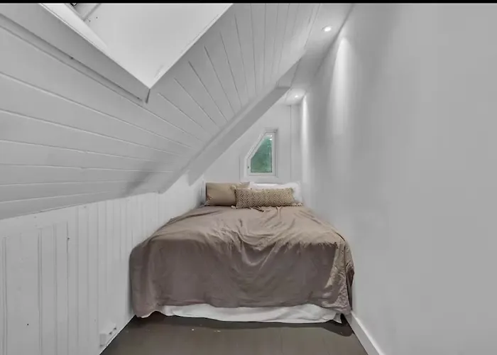 Spacious House, 3 Bedrooms, 5min Center, Parking *