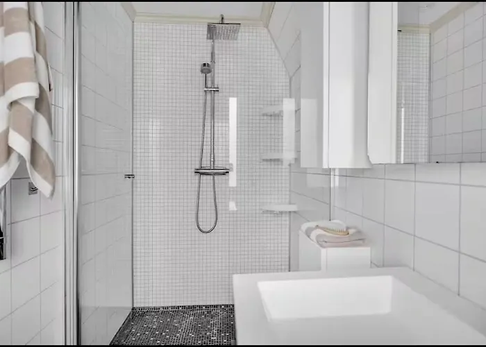 Spacious House, 3 Bedrooms, 5min Center, Parking
