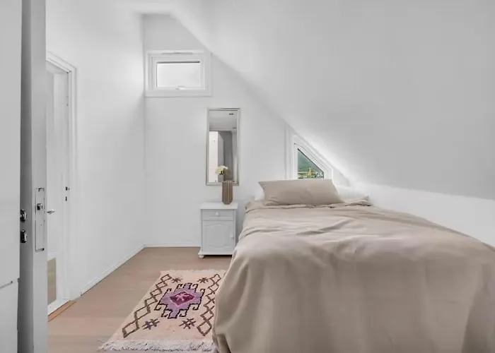 Vakantiehuis Spacious House, 3 Bedrooms, 5min Center, Parking