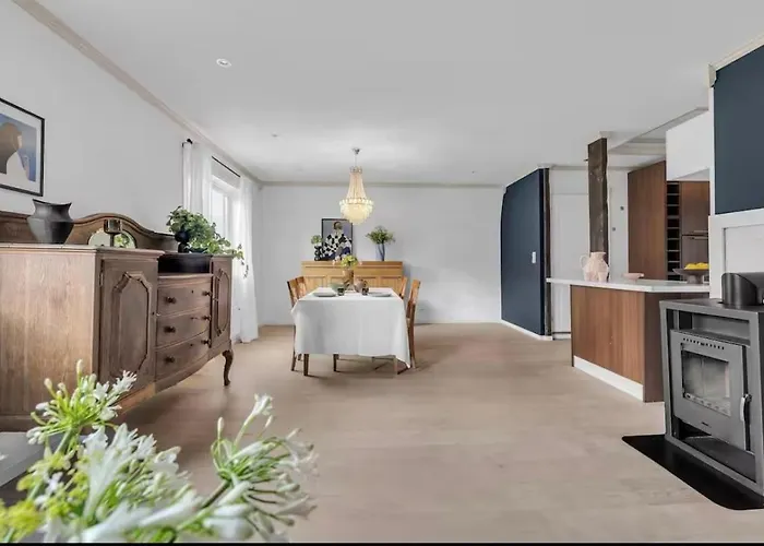 Spacious House, 3 Bedrooms, 5min Center, Parking