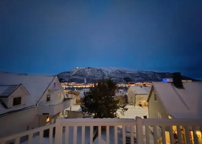 Spacious House, 3 Bedrooms, 5min Center, Parking Vakantiehuis Tromsø