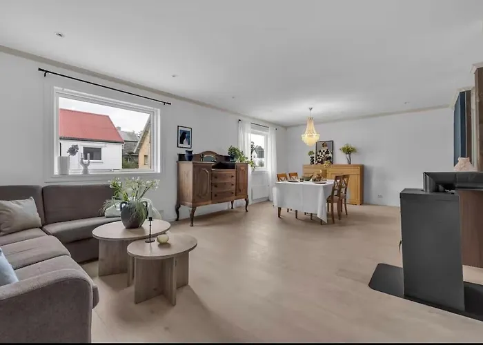 Spacious House, 3 Bedrooms, 5min Center, Parking *