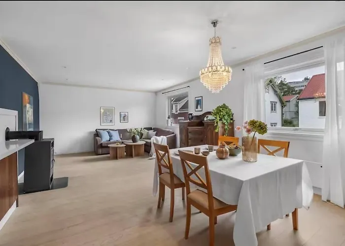 Spacious House, 3 Bedrooms, 5min Center, Parking