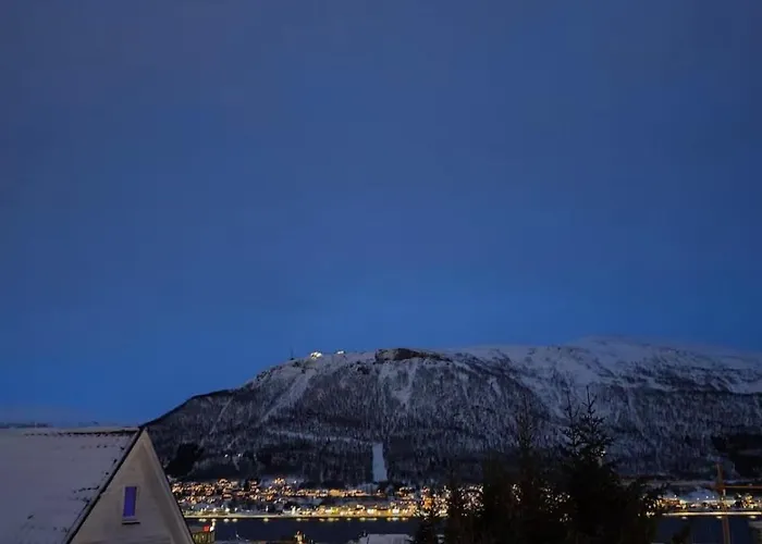 Spacious House, 3 Bedrooms, 5min Center, Parking Vakantiehuis Tromsø