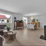 Spacious House, 3 Bedrooms, 5min Center, Parking *